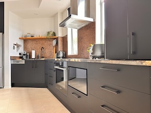 Een koelkast, een microgolfoven, een oven, een kookplaat