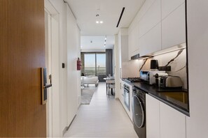 Refrigerador, microondas, horno, placa de cocina