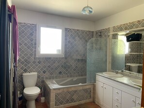 Douche, bidet, serviettes fournies, savon