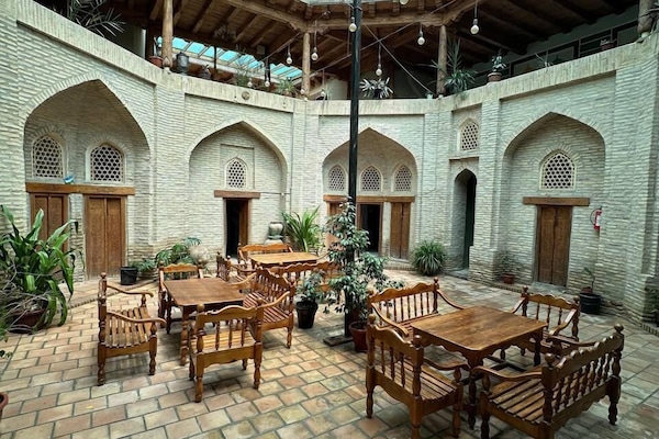 Habitación estándar con 1 cama matrimonial o 2 individuales, vista a la ciudad | Terraza o patio