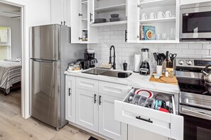 Geladeira, micro-ondas, fogão, cooktop
