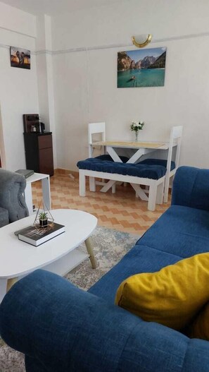 Familienapartment, Stadtblick | Wohnbereich | 24-Zoll-Smart-TV mit Digitalempfang