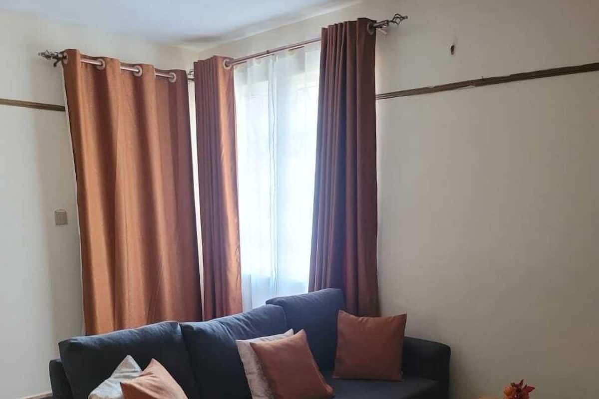 Departamento Deluxe, vista a la ciudad | Área de sala de estar | Smart TV de 24 pulgadas con canales digitales