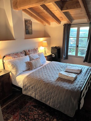 4 bedrooms, desk, iron/ironing board, free WiFi