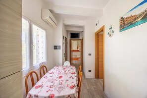 Vila luxo, para não fumantes, vista para o jardim | Sala de jantar