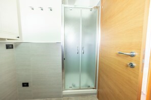 Vila Deluks, Bebas Asap Rokok, pemandangan kebun | Kamar mandi | Shower, kloset, handuk, dan sabun