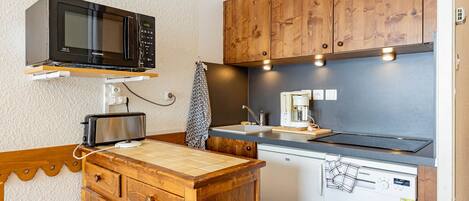 ثلاجة، ميكروويف، غسالة أطباق