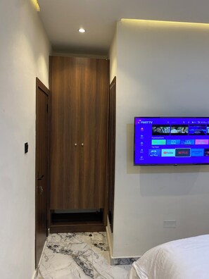 1 bedroom, desk, iron/ironing board, WiFi - Luxury & Modern Self Check-In Apts near Airport M01a (Lagos)