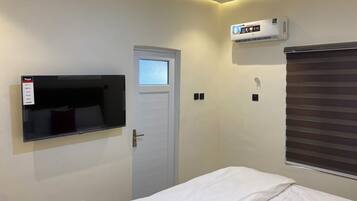 1 bedroom, desk, iron/ironing board, WiFi