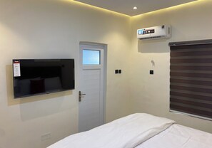 1 bedroom, desk, iron/ironing board, WiFi