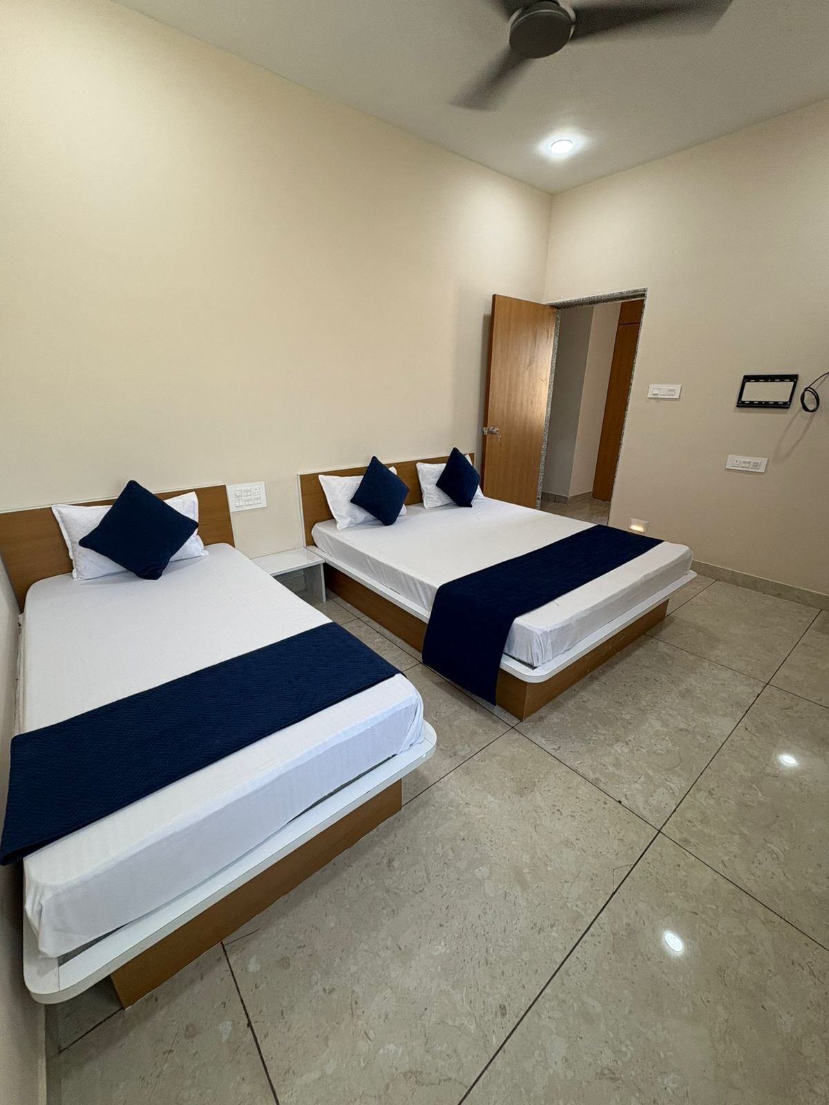 Habitación cuádruple familiar | Ropa de cama de alta calidad, edredón, wifi gratis y ropa de cama 