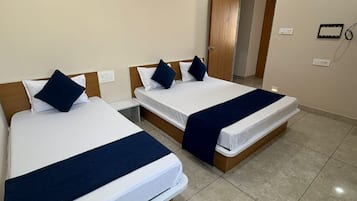 Habitación cuádruple familiar | Ropa de cama de alta calidad, edredón, wifi gratis y ropa de cama