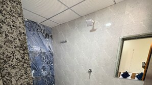 Un baño con inodoro, ducha y lavamanos.
