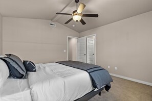 3 habitaciones, tabla de planchar con plancha y cuna de viaje