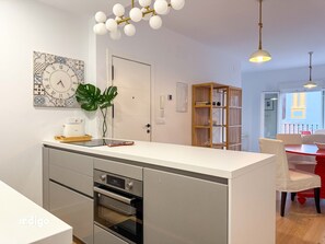 Kylskåp, ugn, diskmaskin och kaffe- och tebryggare