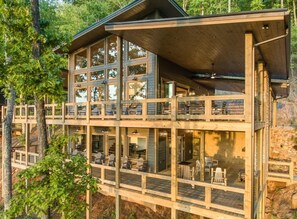 المنشأة من الخارج