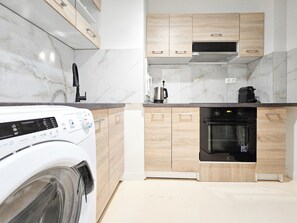 Deluxe Apartment, City View | Private kitchen