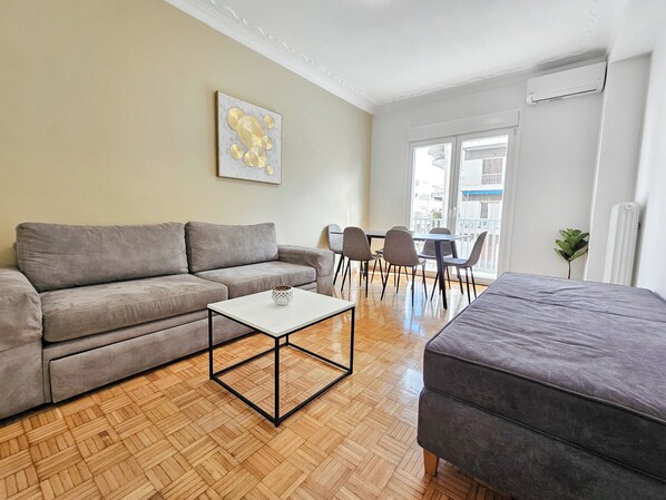 Deluxe Apartment, City View | Living area