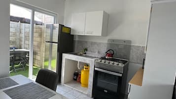Geladeira, micro-ondas, cooktop, cafeteira/chaleira