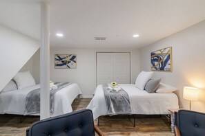 3 slaapkamers, een bureau, een strijkplank/strijkijzer, reisbedje