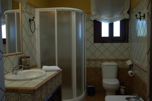 Séchoir à cheveux, bidet, serviettes fournies, savon