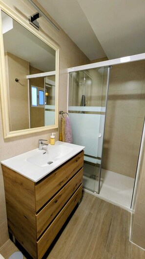 Een haardroger, een bidet, handdoeken, zeep