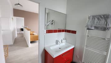 Dusche, Haartrockner, Handtücher, Seife
