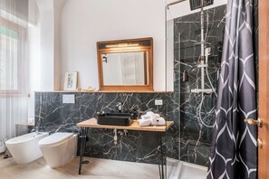 シャワー、ヘアドライヤー、ビデ、タオル