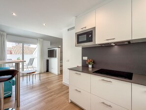 Kylskåp, mikrovågsugn, diskmaskin och kaffe- och tebryggare