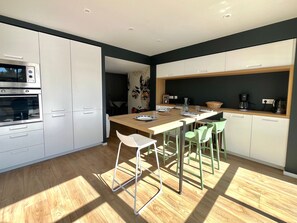 Een koelkast, een microgolfoven, een oven, een kookplaat