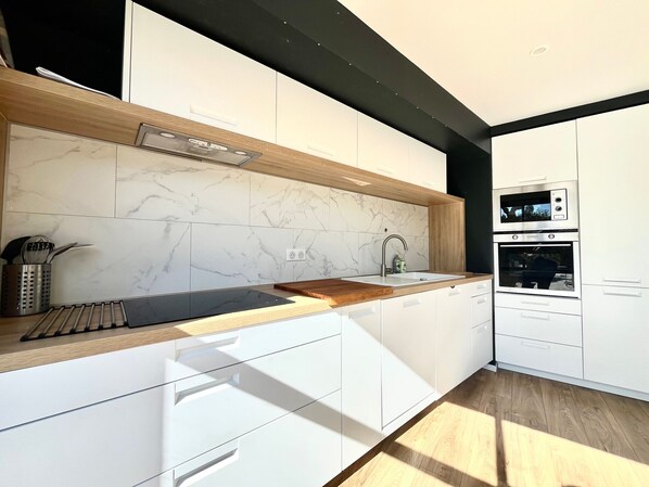 Kylskåp, mikrovågsugn, ugn och spishäll