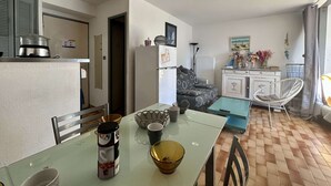 A compact living space with a kitchenette, a dining area, and a seating area. - 2-Room Apartment - Port Center - Cap d'Agde (Cap d'Agde)