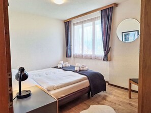 2 bedrooms, travel crib, free WiFi