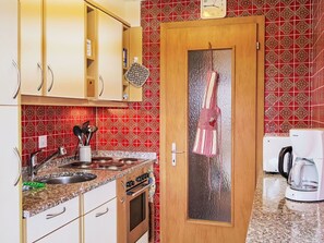 Mikrovågsugn, ugn, brödrost och barnstol