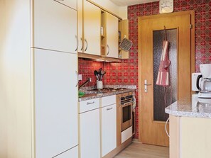 Mikrowelle, Ofen, Toaster, Hochstuhl