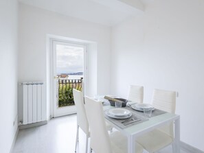 Dining - Nice apartment for 4 guests with pool, A/C, TV and balcony (Meina)