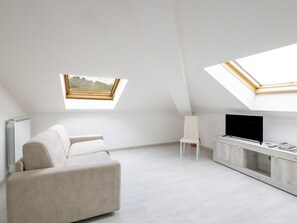 TV - Nice apartment for 4 guests with pool, A/C, TV and balcony (Meina)