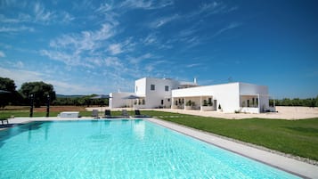 Piscine extérieure (ouverte en saison)