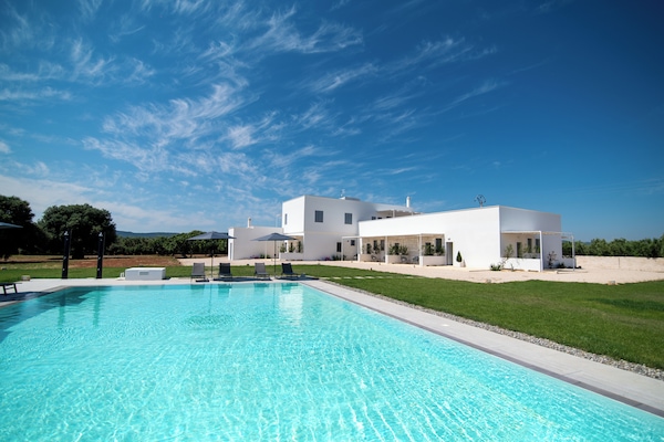 Una piscina al aire libre de temporada