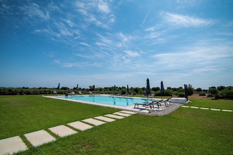 Una piscina al aire libre de temporada