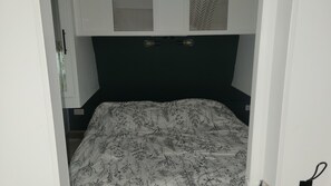 1 bedroom, bed sheets