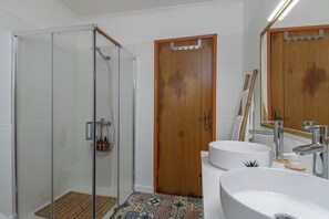 Regadera, secadora de cabello, bidet, toallas 