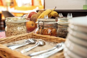 Un buffet de petit-déjeuner proposant une variété d’aliments et d’ustensiles.