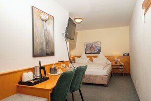 Standaard tweepersoonskamer, uitzicht op binnenplaats | 1 slaapkamer, een bureau, een laptopwerkplek, gratis wifi