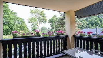 Suite junior, vista a la ciudad | Vista del balcón
