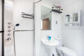 Superior-Apartment, Balkon | Badezimmer