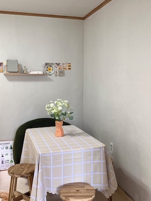 Familien-Doppelzimmer, Parkblick (non-Korean nationals only) | Essbereich im Zimmer