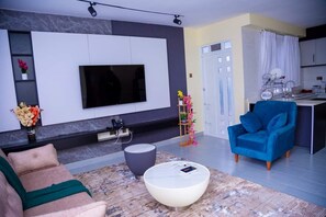 Lägenhet - utsikt mot trädgården | Vardagsrum | 32-tums smart-tv med digitalkanaler