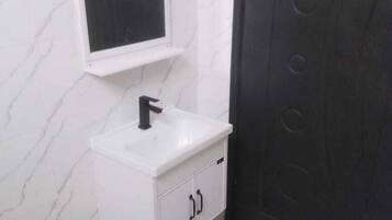 Luksus-lejlighed - udsigt til have | Badeværelse | Bruser, hjemmesko, håndklæder, Sæbe