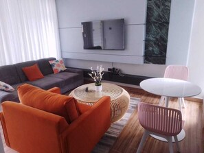 Apartamento superluxo, vista para o jardim | Área de estar | Smart TV 32 polegadas com canais digitais
